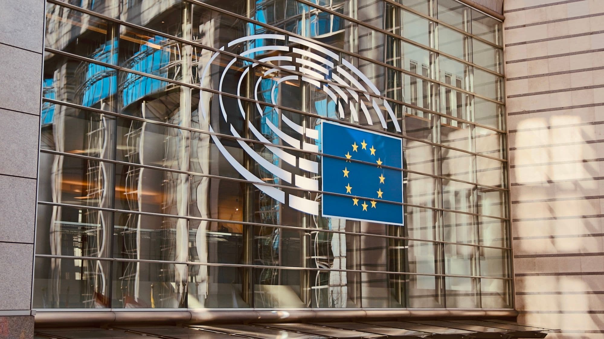 Detail of the facade of the EU Parliament 'Paul Henri-Spaak' building - photo by G. Perigois, Unsplash