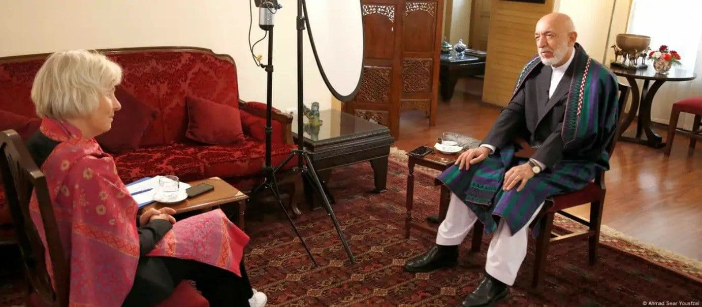 A photo showing DW's Sandra Petersmann and President Karzai in an interview situation.